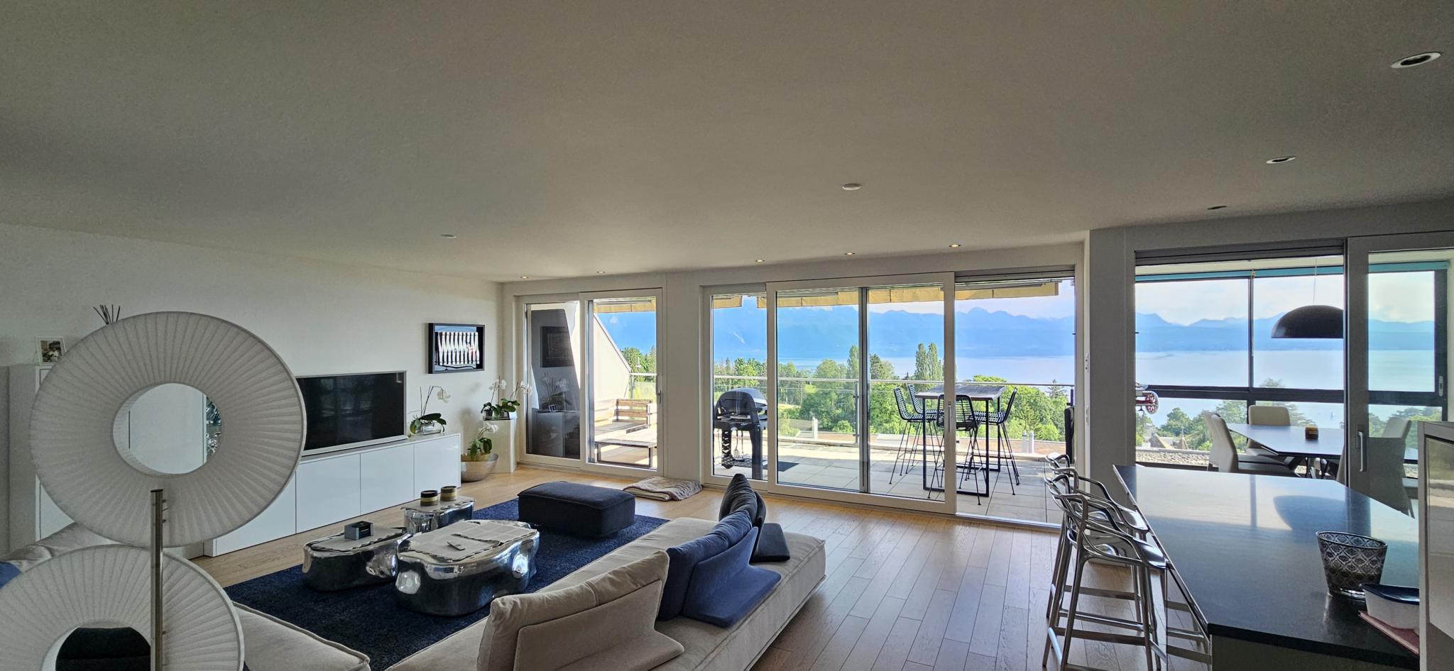 Splendide attique avec vue lac et Alpes à Lutry