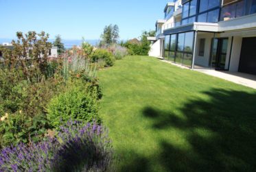 SPLENDIDE 3.5 PIECES AVEC JARDIN PRIVATIF ET VUE LAC