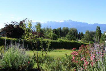 SPLENDIDE 3.5 PIECES AVEC JARDIN PRIVATIF ET VUE LAC