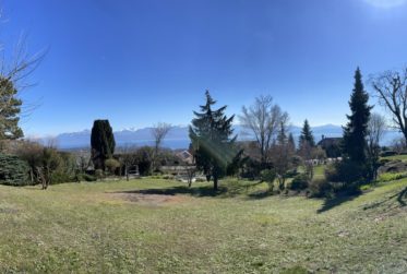 MAGNIFIQUE TERRAIN À CONSTRUIRE DE 1349 m2 EN ZONE VILLA, AVEC VUE LAC