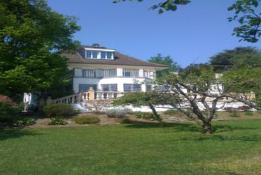 TRES BELLE PROPRIETE 9 PIECES AU PETIT SACONNEX AVEC GRAND JARDIN ET AU CALME